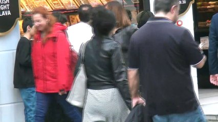 Taksim’de bir kadının dilenmeden önce üzerine eski kıyafetler giydiği anlar böyle görüntülendi