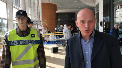 Il n’a pas pu devenir gendarme: il expose leurs uniformes