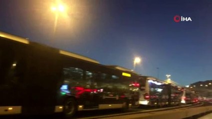 Metrobüs duraklarındaki yoğunluk sürüyor