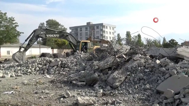 Tinercilerin mesken tuttuğu metruk binalar bir bir yıkıldı