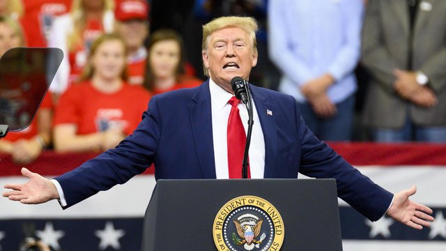 «Lèche-cul, loser...» Trump se déchaîne sur ses adversaires lors d'un meeting