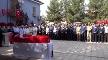 Sokakta oynarken göğsüne şarapnel parçası isabet etmesi sonucu şehit olan Elif son yolculuğuna...