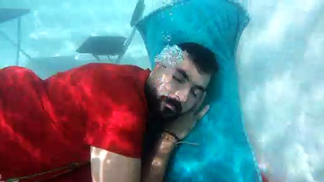 food UNDERWATER!! les boys tv
