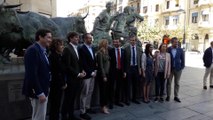 Pablo Casado y la dirección del PP, en el monumento al encierro en Pamplona