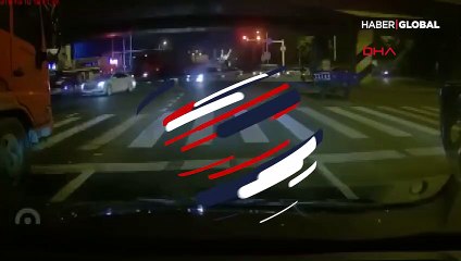 Köprü bir anda yolun ortasına çöktü