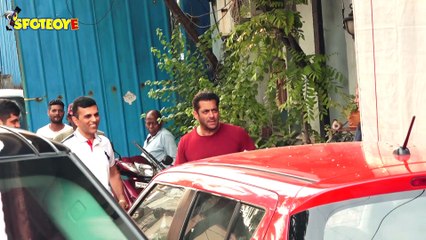 Télécharger la video: SPOTTED Salman Khan at Bandra, Shahid Kapoor outside Gym, Taapsee Pannu at Bayroute