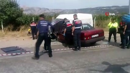 Minibüs ile otomobilin kafa kafaya çarpıştı... Karı koca hayatını kaybetti