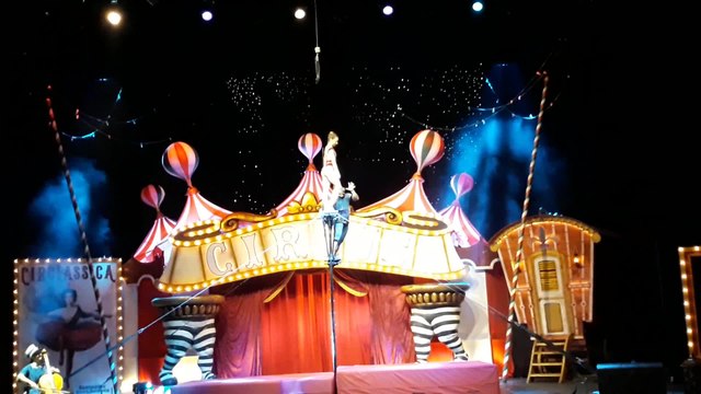 Unos acróbatas realizan un número en 'Circlassica' en Logroño