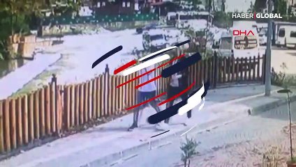 Kalabalığı görüp geldi, kendi aracı olduğunu gördü