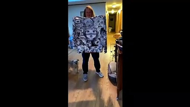 Cette femme offre un pull avec des dessins obscènes à sa fille