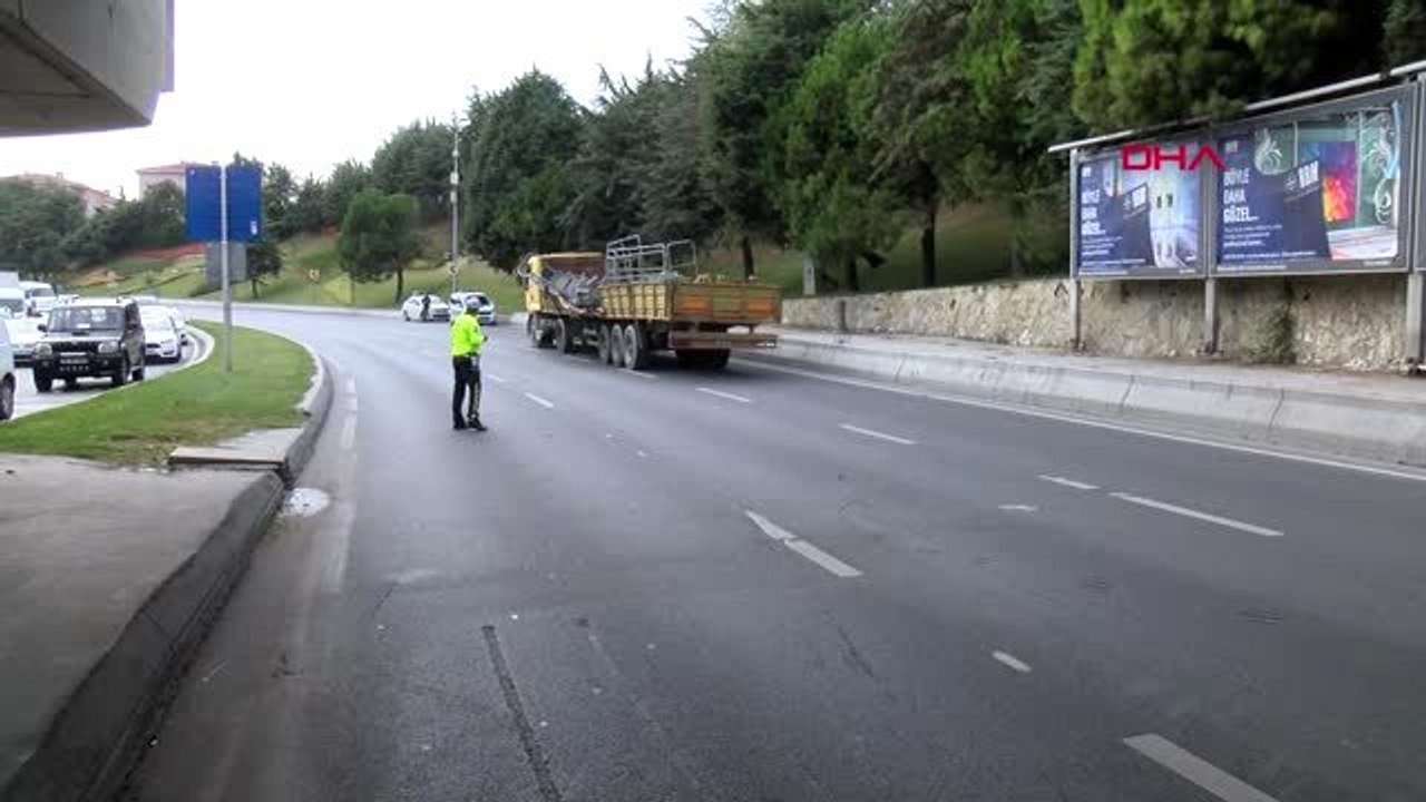 İstanbul-bakırköy'de üstgeçide çarpan kamyondaki vinç parçası otomobilin üstüne düştü