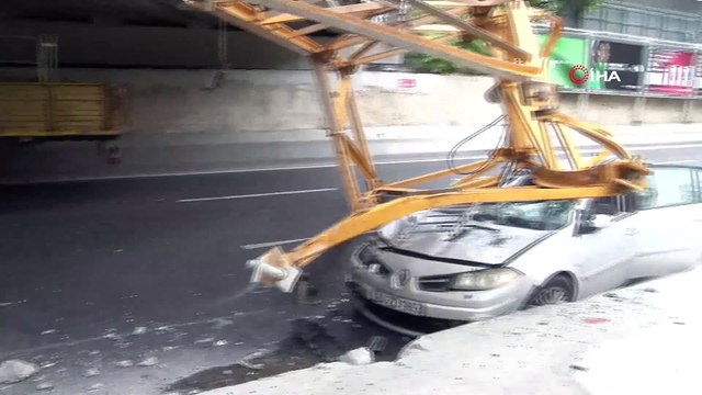 Bakırköy sahil yolunda seyir halindeki bir tırın üzerindeki demir parçası üst geçide çarparak arkasından gelen bir aracın üzerine düştü.