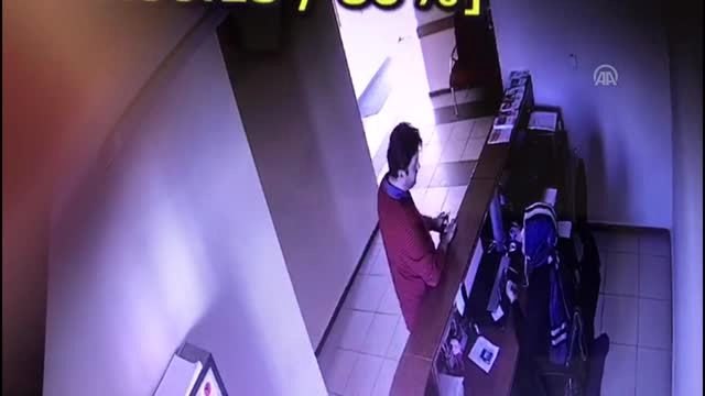 Hasta yakınının sağlık personelini darbetmesi güvenlik kamerasına yansıdı