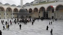 Büyük Çamlıca Camii'nde vatandaşlar Mehmetçik için dua etti