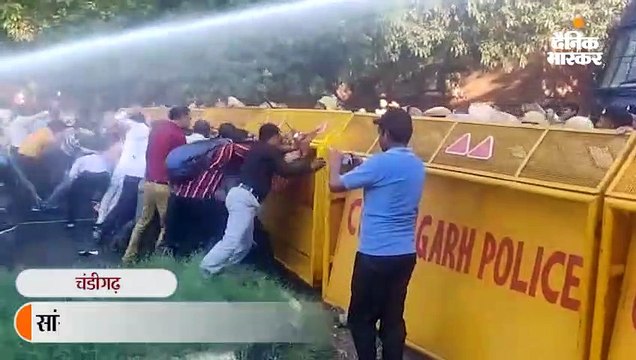 सांसद किरण खेर के खिलाफ प्रदर्शन