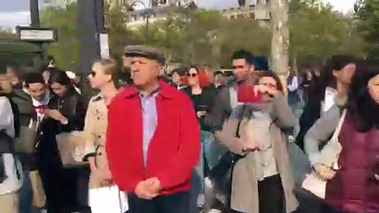 Le Fil Actu - Des dizaines de militants d'Extinction Rebellion en vélo perturbent actuellement la circulation la place de l'Étoile à Paris