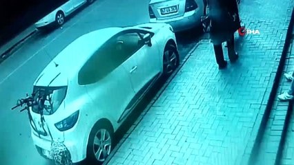 Kazadan saniyelerle kurtuldular...Park halindeki otomobilin lastiğine çarpıp böyle takla attı