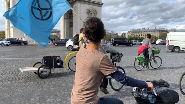 Extinction Rebellion bloque la place de l'Etoile à vélo
