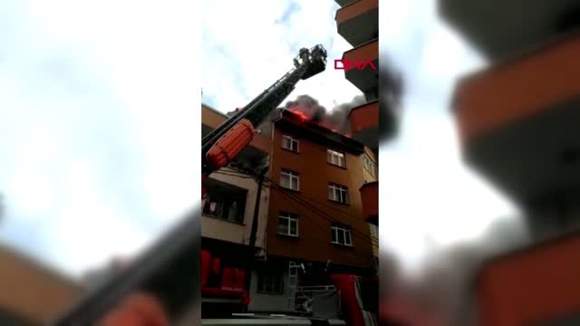 Bağcılar'da çatı yangını; mahalleli sokağa döküldü