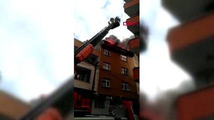 Bağcılar'da çatı yangını; mahalleli sokağa döküldü