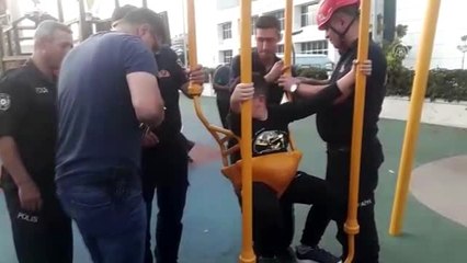 Salıncakta sıkışan çocuğu itfaiye kurtardı