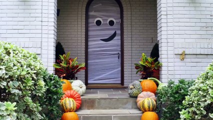 Freaky Simple Front Door Mummy Décor