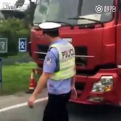 Ce routier roule encore alors qu'il lui manque une roue!