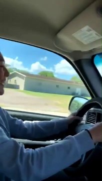 Cette ado conduit pour la première fois avec son papa et ils s'en souviendront longtemps