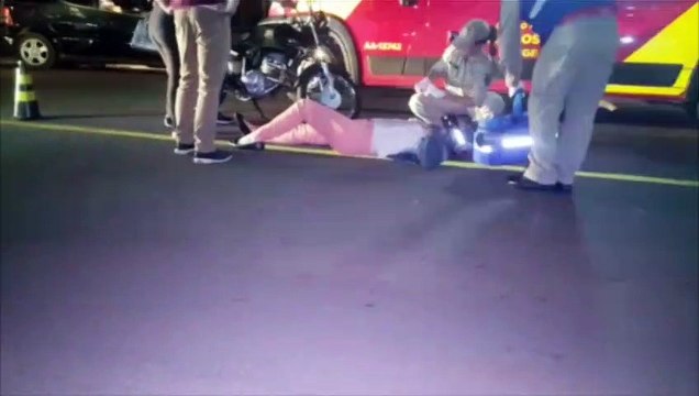 Carro e moto colidem na Rua Jacarezinho, no Bairro São Cristóvão