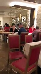 Mira como los camareros sirven pizzas con el agua hasta la rodilla en la peor inundación de Venecia en años