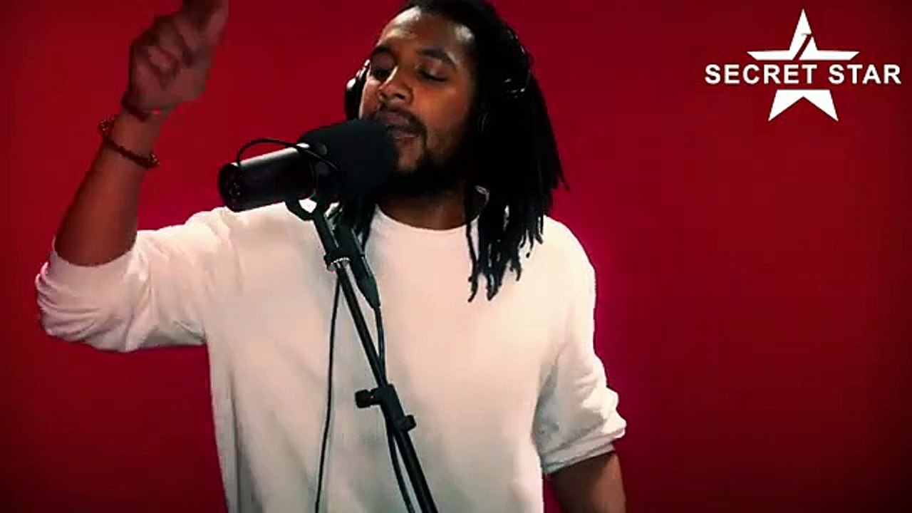 Coly rappt seinen Song ''How To Coly''