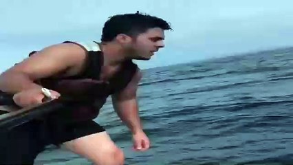 Este pescador con un par se juega la vida en el océano para salvar a una ballena enredada en sus redes