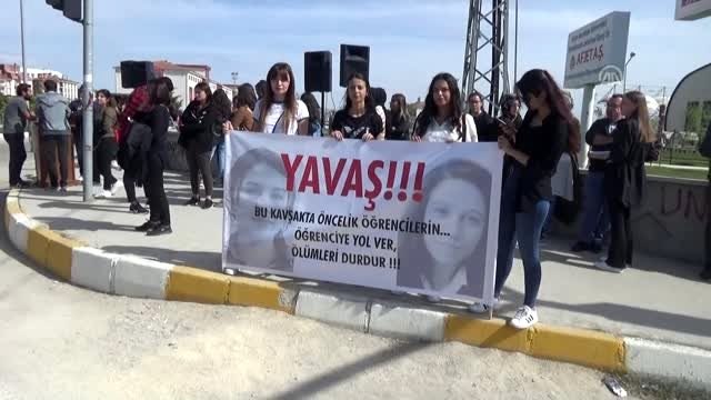 Arkadaşlarını kazada kaybeden üniversite öğrencilerinden trafik tepkisi