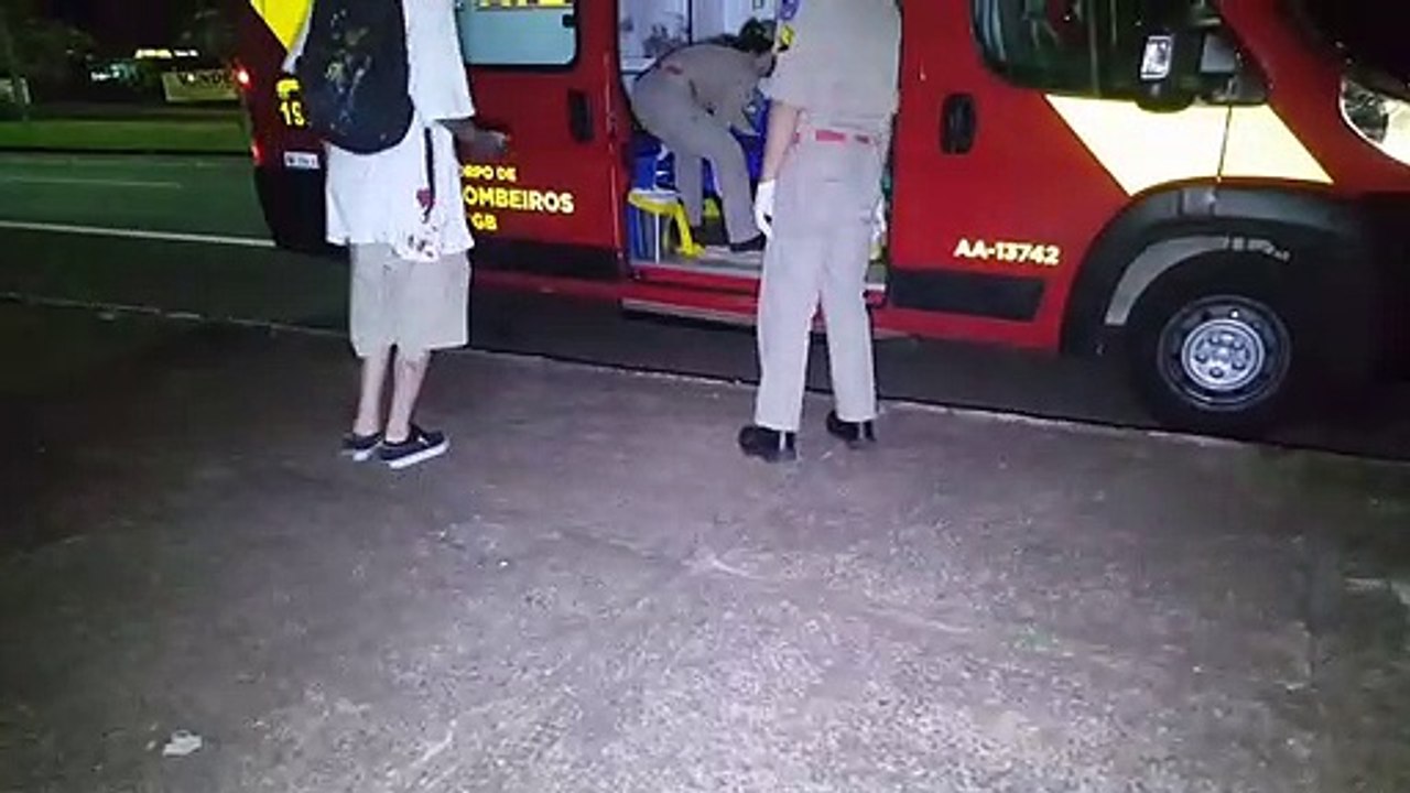 Carro e biciceta colidem na Avenida Tancredo Neves