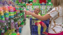 Diana con mami haciendo compras en una juguetería video divertido para niños y pequeños Funny video for kids and toddlers