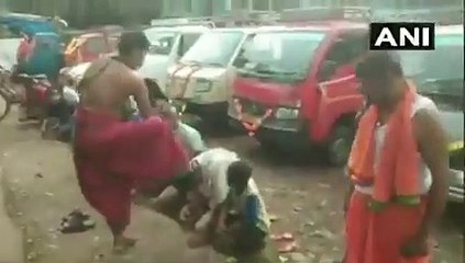 தலையை காலால் 2 மிதி மிதித்து ஆசீர்வாதம் செய்யும் வினோத வழிபாடு-வீடியோ