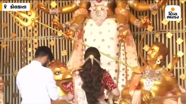 નુસરત જહાં પતિ સાથે રમી ‘સિંદૂર ખેલા’, રેડ-વ્હાઇટ સાડીમાં લાગી બંગાળી બ્યૂટી