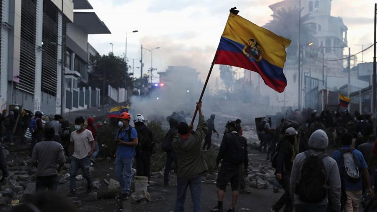 Spritpreis-Erhöhung in Ecuador: Proteste in Quito eskalieren