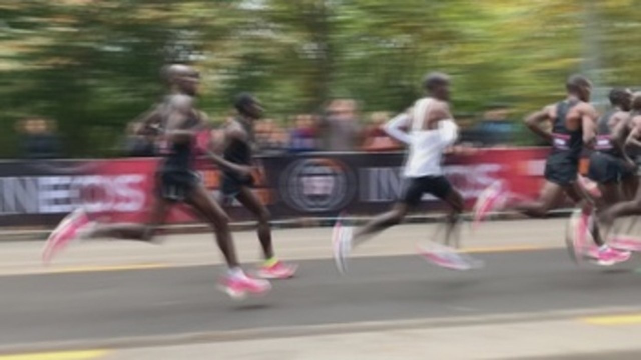 Kipchoge, dentro del tiempo para completar un maratón en menos de dos horas