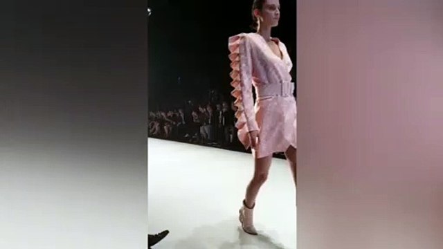 Itır Esen, dün gerçekleşen bir defilede podyuma çıktı