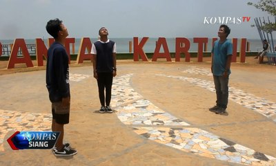 Wisatawan Abadikan Momen Hari Tanpa Bayangan