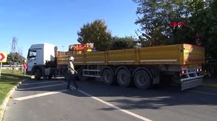 Avcılar'da yıkılan minarenin geri kalan kısmı kaldırılıyor