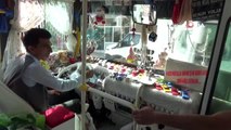 Çocukken hiç oyuncağı olmadı, çocuklar için dolmuşunu oyuncakçıya çevirdi