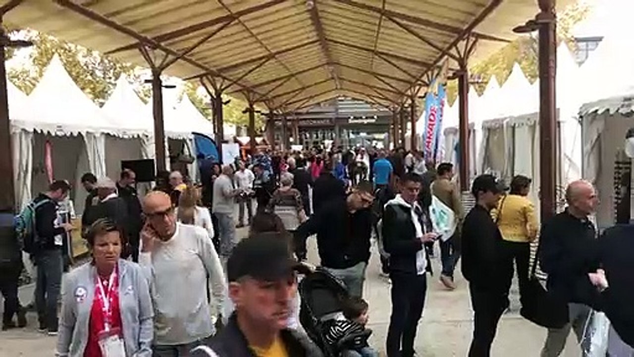 Salon: beaucoup d’ambiance pour les dossards du marathon