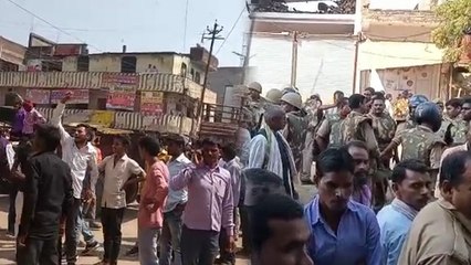 अस्पताल में इलाज के दौरान युवक की मौत, गुस्साए लोगों ने पुलिस पर किया पथराव