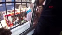 Pencere korkuluklarına başı sıkışan küçük çocuğu itfaiye kurtardı