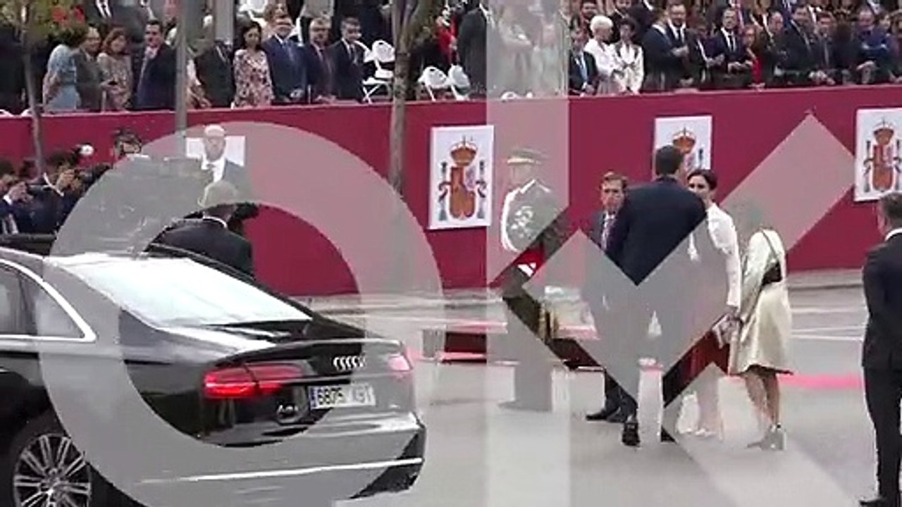 Sánchez es recibido con abucheos y gritos de «¡¡El Valle no se toca!!» en el desfile del 12-0