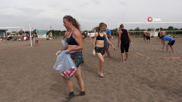 Finlandiyalı voleybolcular Lara sahilini temizledi