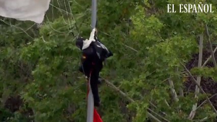 Uno de los paracaidistas del Ejército ha chocado contra una farola