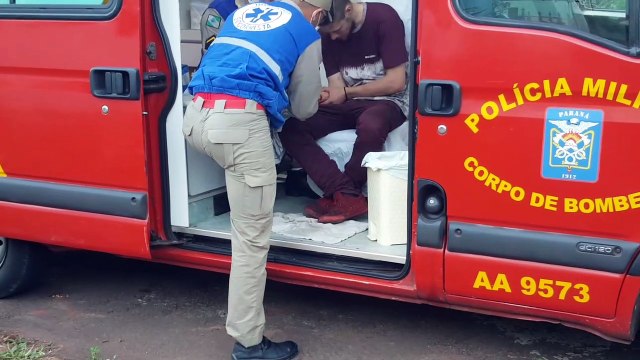 Homem se fere após bater a mão na janela no Bairro Neva